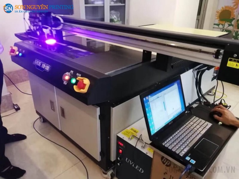 Máy in UV với bề mặt in phẳng và đèn sấy tia UV ở trên Máy in UV với bề mặt in phẳng và đèn sấy tia UV ở trên