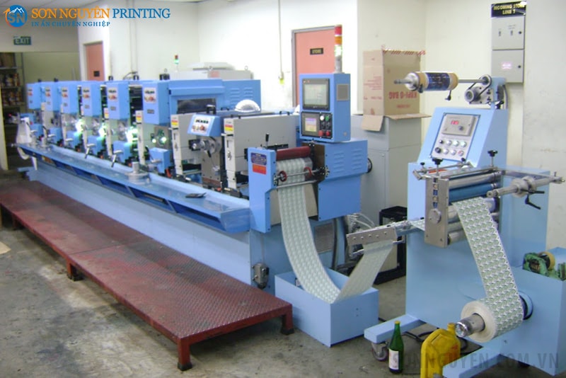 Máy in Flexo với các trục in cuộn tròn phù hợp với giấy in tem decal mã vạch dán thùng dạng cuộn Máy in Flexo với các trục in cuộn tròn phù hợp với giấy in tem decal mã vạch dán thùng dạng cuộn