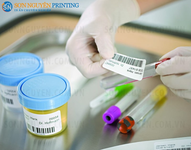 Không chỉ dán trên ống xét nghiệm, tem mã vạch còn được dùng để dán lên dụng cụ y tế